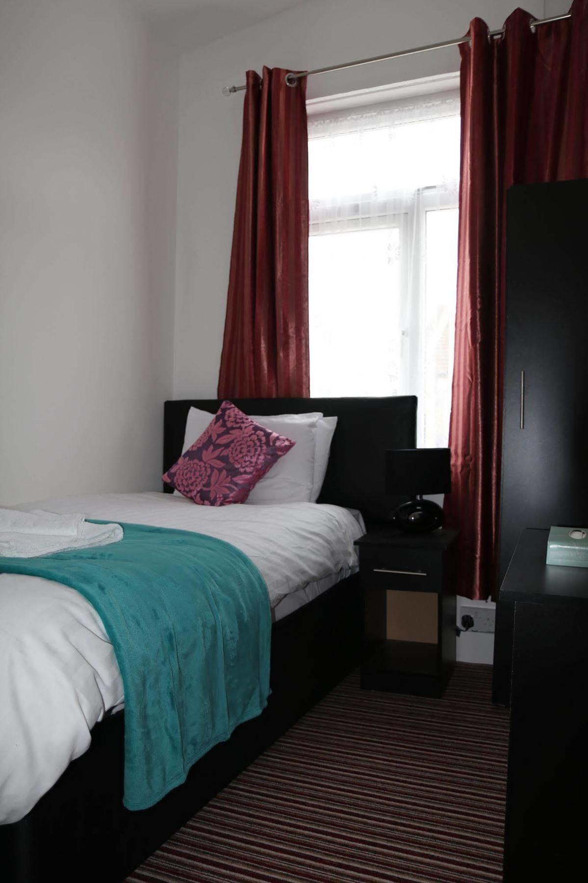 Metro House Star Accommodation Лондон Екстериор снимка