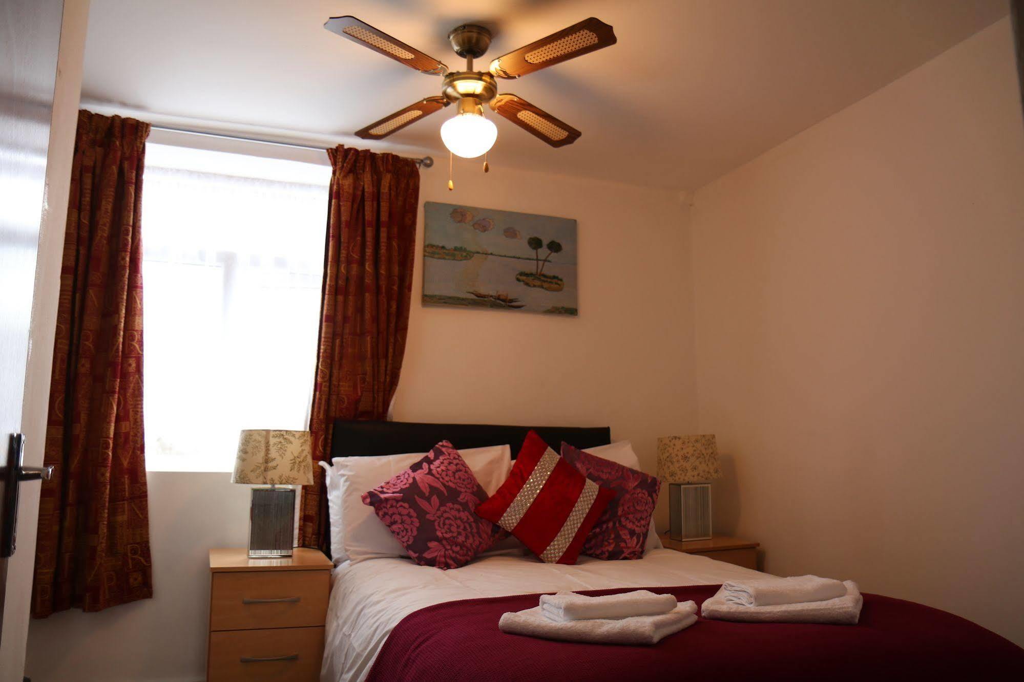 Metro House Star Accommodation Лондон Екстериор снимка